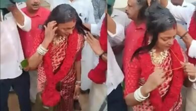 Mahakumbh Viral Girl: Mahakumbh's viral girl Monalisa married boyfriend Farman Khan in Kerala...Director Sanoj Mishra made sensational allegations...Watch the video here