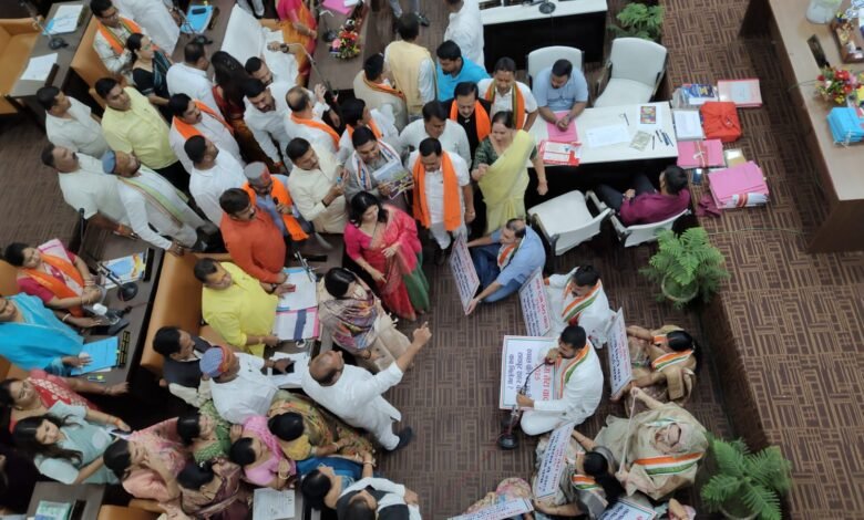 Budget Session: Political Showdown at Raipur Municipal Corporation! Massive Uproar Between Ruling and Opposition Camps Ahead of Budget Presentation... Watch Video Here.