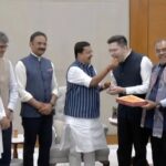 AAP Crisis: The Biggest Rebellion Within AAP...! Raghav Chadha Joins BJP... Takes 7 Out of 10 MPs With Him... Nitin Nabin Offers Sweets.