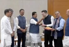 AAP Crisis: The Biggest Rebellion Within AAP...! Raghav Chadha Joins BJP... Takes 7 Out of 10 MPs With Him... Nitin Nabin Offers Sweets.