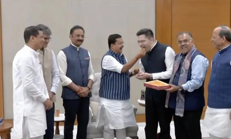 AAP Crisis: The Biggest Rebellion Within AAP...! Raghav Chadha Joins BJP... Takes 7 Out of 10 MPs With Him... Nitin Nabin Offers Sweets.