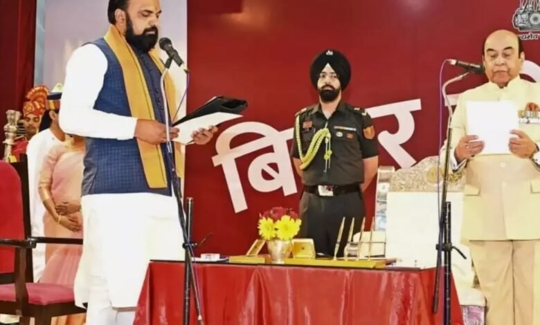 Bihar CM Samrat Chaudhary: Bihar's New CM Samrat Chaudhary Faces Controversy Immediately After Taking Oath—Unable to Pronounce 'Akshunna'; Stumbled Over Words While Reading! Opposition Shares Video to Take Aim—Watch Here.