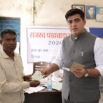 Korba Collector's Visit: Collector Makes Surprise Entry at Revenue Camp! Relief for Farmers... 'Kisan Books' Distributed on the Spot.