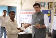 Korba Collector's Visit: Collector Makes Surprise Entry at Revenue Camp! Relief for Farmers... 'Kisan Books' Distributed on the Spot.