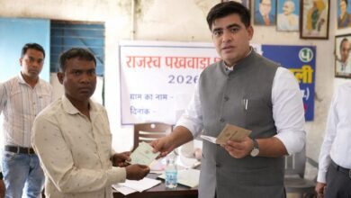 Korba Collector's Visit: Collector Makes Surprise Entry at Revenue Camp! Relief for Farmers... 'Kisan Books' Distributed on the Spot.