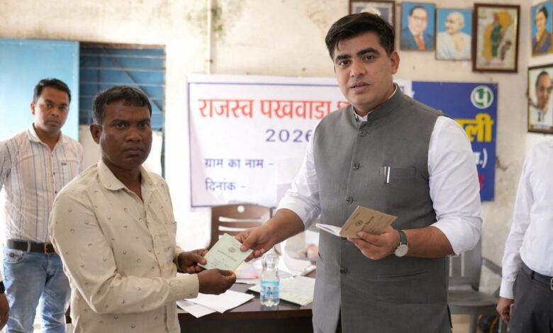 Korba Collector's Visit: Collector Makes Surprise Entry at Revenue Camp! Relief for Farmers... 'Kisan Books' Distributed on the Spot.