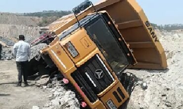 SECL Kusmunda Accident: Another mishap at the Korba Kusmunda mine! The second incident in 24 hours—dumper plunges into a pit; driver critically injured.