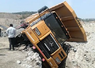 SECL Kusmunda Accident: Another mishap at the Korba Kusmunda mine! The second incident in 24 hours—dumper plunges into a pit; driver critically injured.