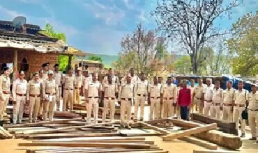 Forest Action: Major Operation by the Forest Department in Korba! 359 Logs Recovered in Satrenga—Simultaneous Raids Conducted on 6 Houses.