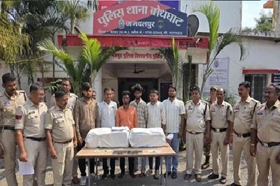 Police Seize Ganja: Ganja Deal Underway in Dharamshala Room...! 54 kg of Ganja Seized in Bastar Police Raid... 6 Arrested.