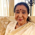Pray for Asha Bhosle: Breaking News... Asha Bhosle Suffers Heart Attack... Admitted to Mumbai Hospital... Family Present by Her Side.