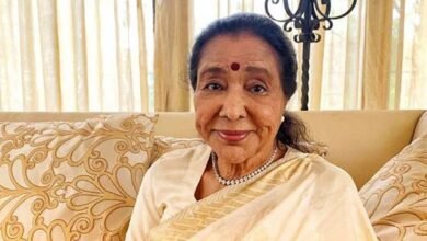 Pray for Asha Bhosle: Breaking News... Asha Bhosle Suffers Heart Attack... Admitted to Mumbai Hospital... Family Present by Her Side.