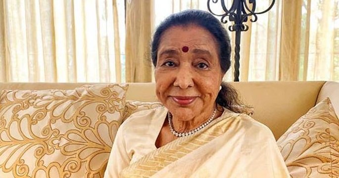 Pray for Asha Bhosle: Breaking News... Asha Bhosle Suffers Heart Attack... Admitted to Mumbai Hospital... Family Present by Her Side.