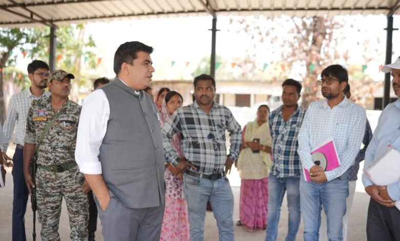 Collector Takes Strict Action: Major Move by the Collector in Korba! Strict Measures Taken Over Deficiencies Found in Schools—Directives Issued to Demolish Dilapidated Buildings and Conduct an Inquiry.