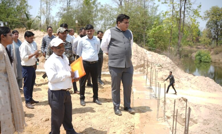 Anicut Inspection: Collector Inspects Under-Construction Anicut at Tendubhantha! Directs Completion of High-Quality Work Within the Stipulated Timeframe.