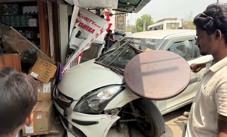 Drunk Driving Case: Major Disaster Averted in Korba! Speeding Car Crashes into Mobile Shop While Driver Was Intoxicated—Sparks Panic.
