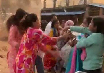 Land Dispute: Land dispute turns violent in Jagdalpur—fierce brawl breaks out between women. Watch video.