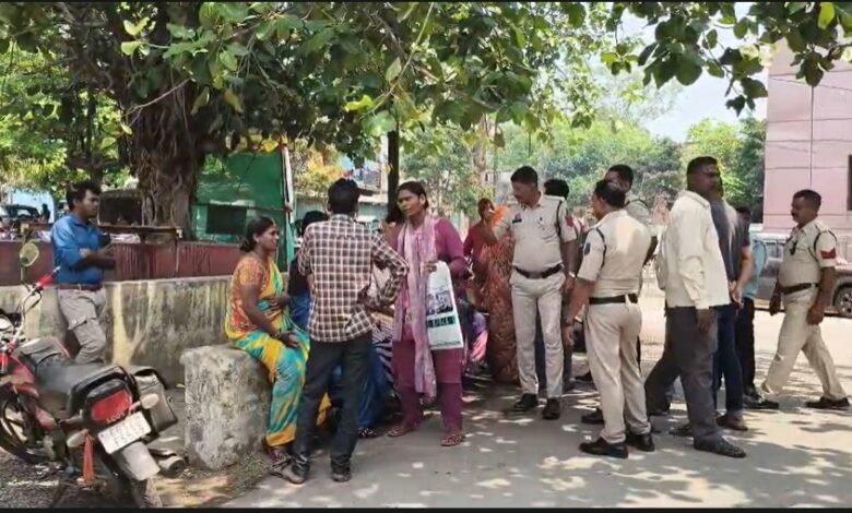 Hospital Violence: Uproar at Korba Medical College! Lockout follows death of mortuary worker; Sarpanch accused of murder.