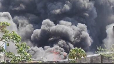 Saddu Factory Fire: Massive Blaze in Raipur! Plastic Factory in Saddu Engulfed in Flames... Firefighting Teams on the Scene... Efforts to Extinguish the Fire Underway (Video)
