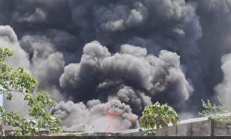 Saddu Factory Fire: Massive Blaze in Raipur! Plastic Factory in Saddu Engulfed in Flames... Firefighting Teams on the Scene... Efforts to Extinguish the Fire Underway (Video)