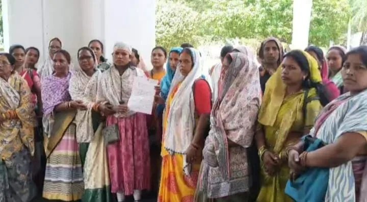 Mahtari Vandan Scheme: Mahtari Vandan vs. Liquor Shops...! Women Outraged Over Collector's Alleged Remarks... Massive Uproar at the Collectorate... Issue Heats Up During 'Jan Darshan' Session.