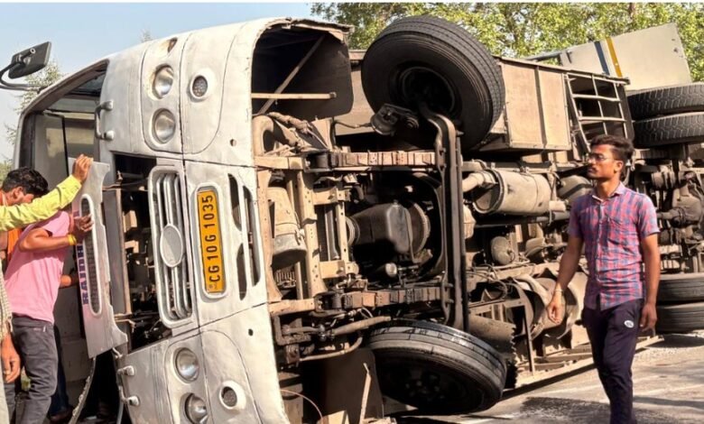 Bus Accident: Major Road Mishap in Chhattisgarh! Passenger-filled bus traveling from Korba to Saraipali overturns... Several injured.