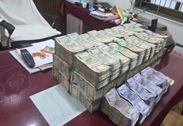 Cash Seized in Car: Major Revelation During Vehicle Check! Crores of Rupees Recovered from an Ertiga Car... ₹2.56 Crore in Cash Seized... Police Inform Income Tax Department.