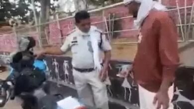 Traffic Police: SI Caught on Camera Accepting ₹200 in Exchange for Waiving a Fine...! Major Embarrassment for Durg Police... 'Line Attached' (Reassigned to Headquarters)