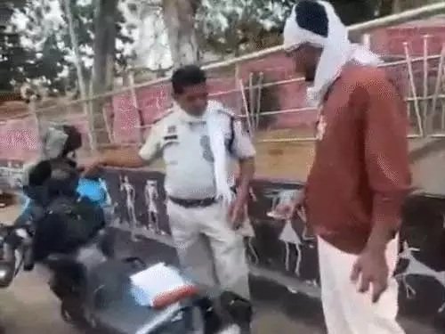 Traffic Police: SI Caught on Camera Accepting ₹200 in Exchange for Waiving a Fine...! Major Embarrassment for Durg Police... 'Line Attached' (Reassigned to Headquarters)