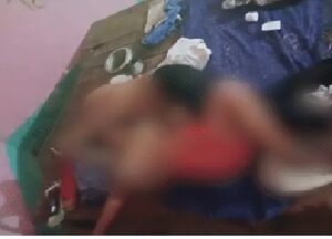 Viral Video: Young Man Caught in Compromising Situation with Woman in Korba! Flees the Scene, Abandoning His Bike Amidst the Uproar—Husband Away on Daily Wage Work.