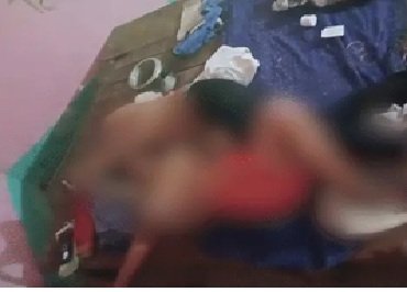 Viral Video: Young Man Caught in Compromising Situation with Woman in Korba! Flees the Scene, Abandoning His Bike Amidst the Uproar—Husband Away on Daily Wage Work.