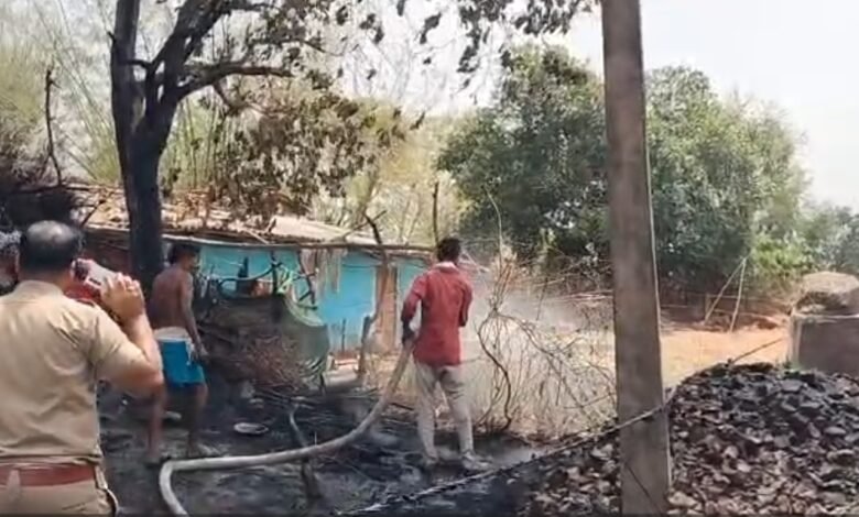 Sidhi Fire Incident: Tragic Blaze in Madhya Pradesh! Massive Fire Engulfs Home... 3 Innocent Children Perish... Village Plunged into Mourning (VIDEO)