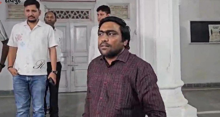 Naib Tehsildar Assault: Major Uproar in Surguja! BJP MLA Accused of Assaulting Naib Tehsildar... Clothes Torn... SDM Intervenes to Escort Him Out... Both Parties Reach Police Station.