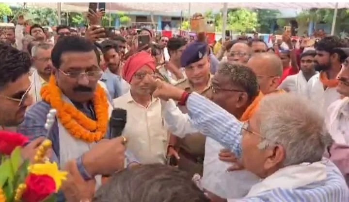 Political Showdown at Bilha SuShasan Tihar! BJP MLA Dharamlal Kaushik and Congress Leader Rajendra Shukla Clash on Stage.