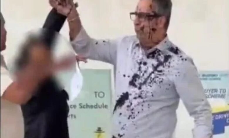 Maruti Suzuki Showroom: High-Voltage Drama at Bhilai's Maruti Showroom! Female Employee Throws Ink at CEO—Also Slaps and Kicks Him—Video Goes Viral.