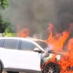 Korba XUV Fire: Major Disaster Averted in Korba! Mahindra XUV Engulfed in Flames Right in the Middle of the Road... Screams and Panic Erupt as Car Doors Lock... Watch the Video—It Will Leave You Shaken.