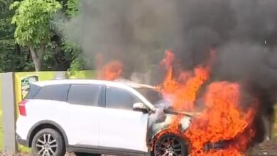 Korba XUV Fire: Major Disaster Averted in Korba! Mahindra XUV Engulfed in Flames Right in the Middle of the Road... Screams and Panic Erupt as Car Doors Lock... Watch the Video—It Will Leave You Shaken.