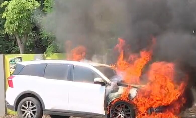 Korba XUV Fire: Major Disaster Averted in Korba! Mahindra XUV Engulfed in Flames Right in the Middle of the Road... Screams and Panic Erupt as Car Doors Lock... Watch the Video—It Will Leave You Shaken.