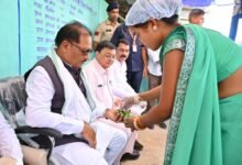 Sushasan Tihar: CM Vishnu Deo Sai Enjoys 'Gupchup' by the Roadside! Presents a Check of ₹30,000 to a 'Lakhpati Didi'.