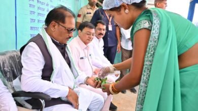 Sushasan Tihar: CM Vishnu Deo Sai Enjoys 'Gupchup' by the Roadside! Presents a Check of ₹30,000 to a 'Lakhpati Didi'.