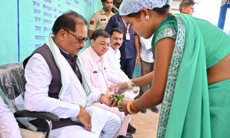 Sushasan Tihar: CM Vishnu Deo Sai Enjoys 'Gupchup' by the Roadside! Presents a Check of ₹30,000 to a 'Lakhpati Didi'.