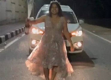 Highway Viral Reel Stunt: Young Woman's Ramp Walk in Front of a Moving Car...! Reel Created by Spraying Champagne... Driver Apprehended by Police as Video Goes Viral.