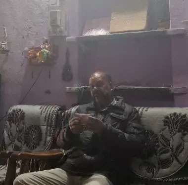 Jail Scam: Prison Guard Accepts Bribe While Chanting ‘Radhe-Radhe’...! Uproar Ensues as Video Goes Viral... Watch Here
