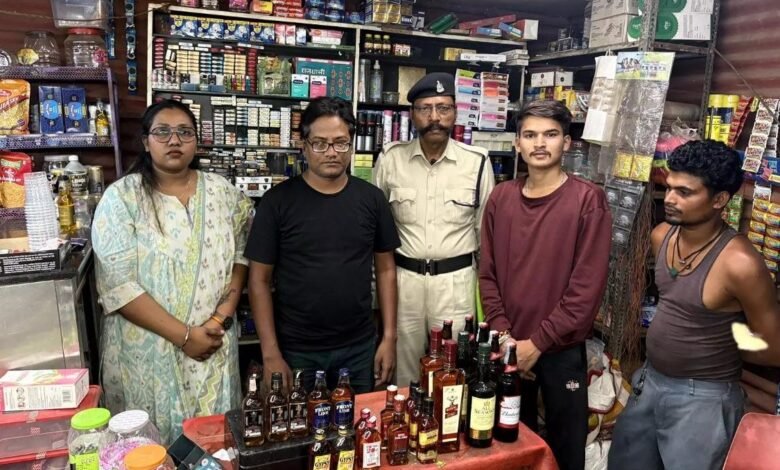 Excise Raid in Raipur: Raid on Raipur-Bilaspur Highway...! Foreign liquor and beer seized from a paan shop.