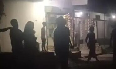 Korba Land Dispute: Uproar over Land Dispute in Korba! Men and Women Engage in Fierce Brawl—Road Turns into a Battleground.