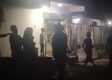 Korba Land Dispute: Uproar over Land Dispute in Korba! Men and Women Engage in Fierce Brawl—Road Turns into a Battleground.