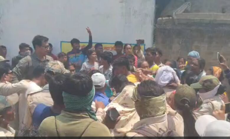 Attack on DFO: Uproar in Gariaband! Life-threatening assault on DFO... Villagers pelt stones at team sent to clear forest encroachment... Watch VIDEO here.