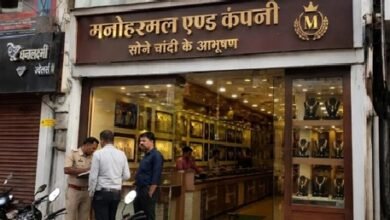 Gold Theft: Employee flees with 1.5 kg of gold from a Raipur jeweler! He had been managing the shop for 16 years... CCTV revelations spark a sensation.