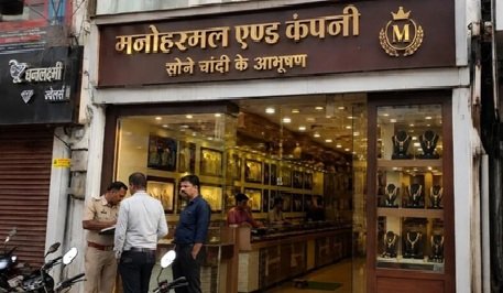 Gold Theft: Employee flees with 1.5 kg of gold from a Raipur jeweler! He had been managing the shop for 16 years... CCTV revelations spark a sensation.