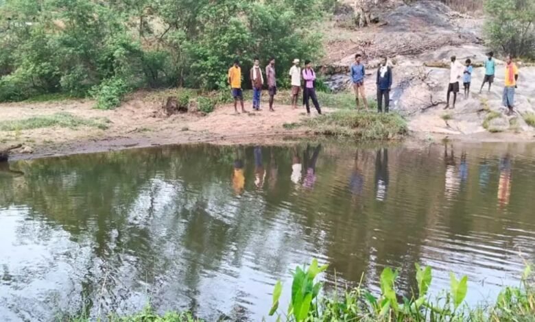 Drowning Tragedy: A Heartbreaking Incident in Balrampur District! Two Innocent Children Die After Drowning in a River—Family Members Overcome with Grief.